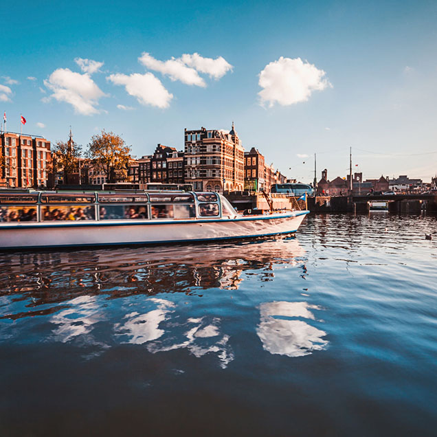 canal-boat-tour-in-amsterdam-636×636