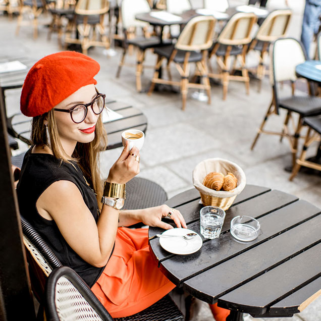 woman-at-paris-cafe-636×636