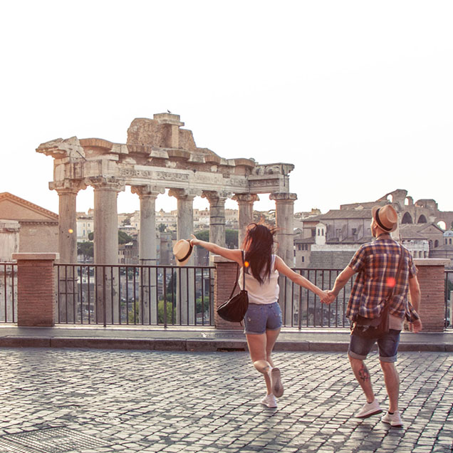 young-couple-tourists-at-roman-forum-636×636